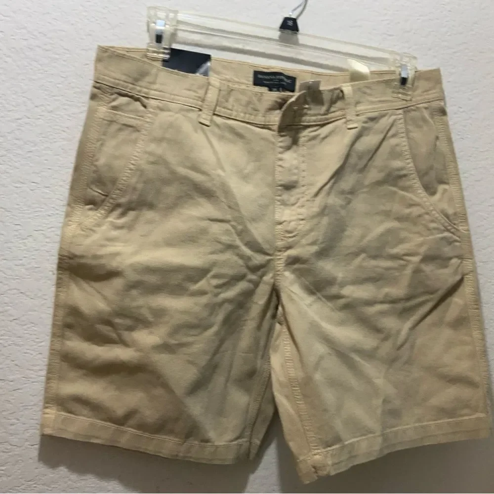 Banana Republic  Men 8-5 Inch  inseam Twill Short Light Stone tan